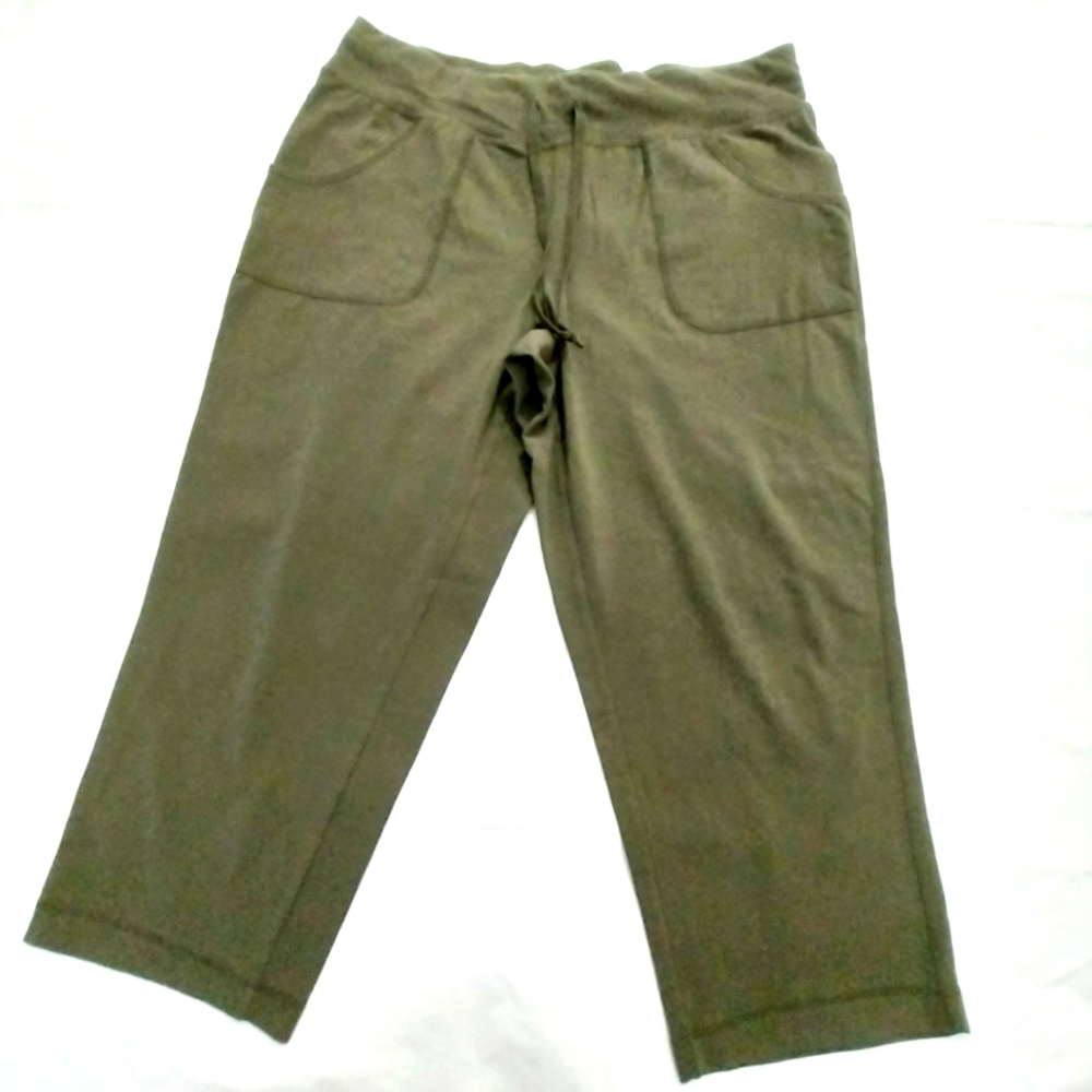 Athletic Works Women's Athleisure Core Knit Capri Pants Green L(12-14) #B018